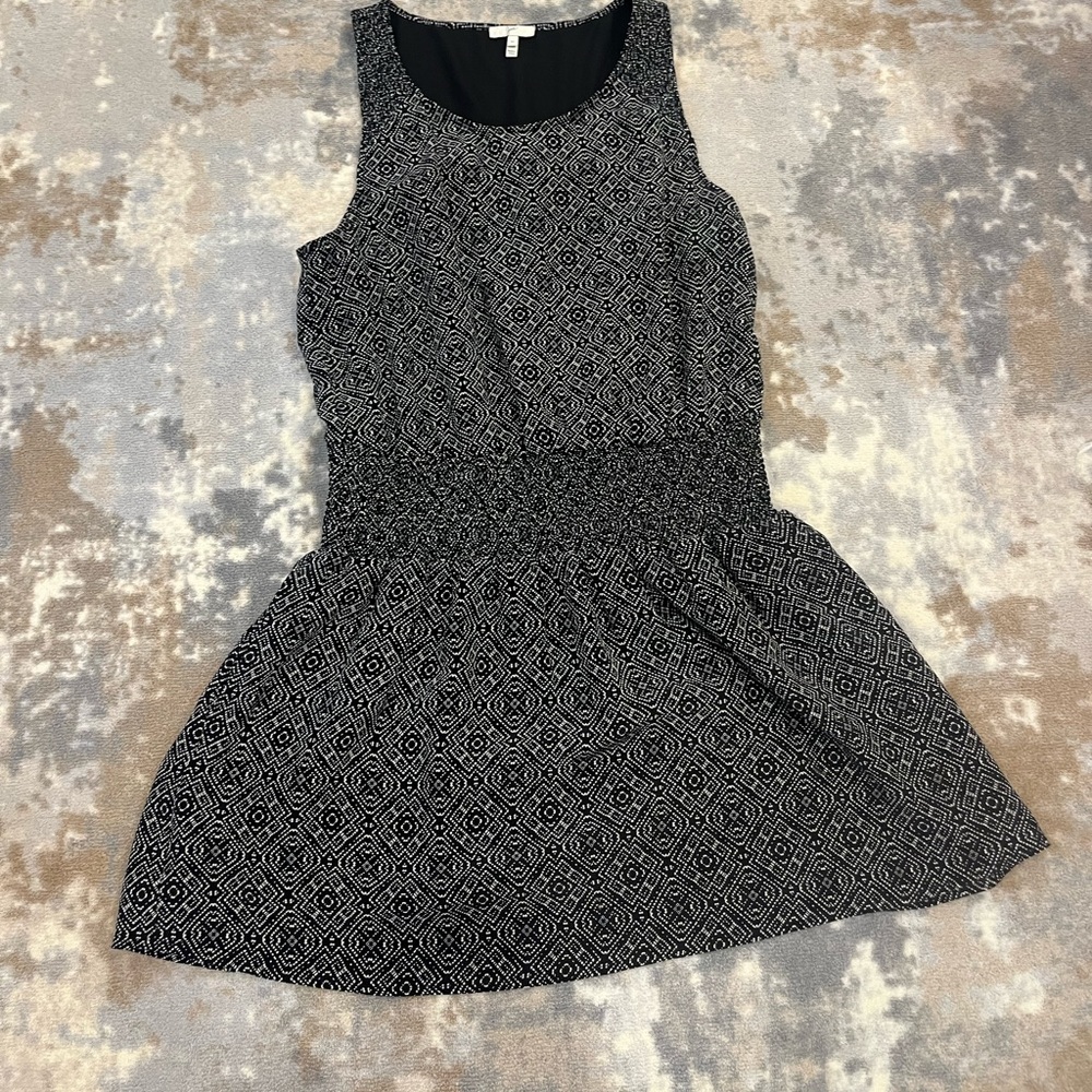 Joie Lawska Silk Dress Size Medium. Flattering with cinched waist.